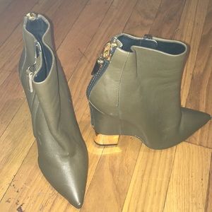 Vero cuoio green and gold pointed toe booties